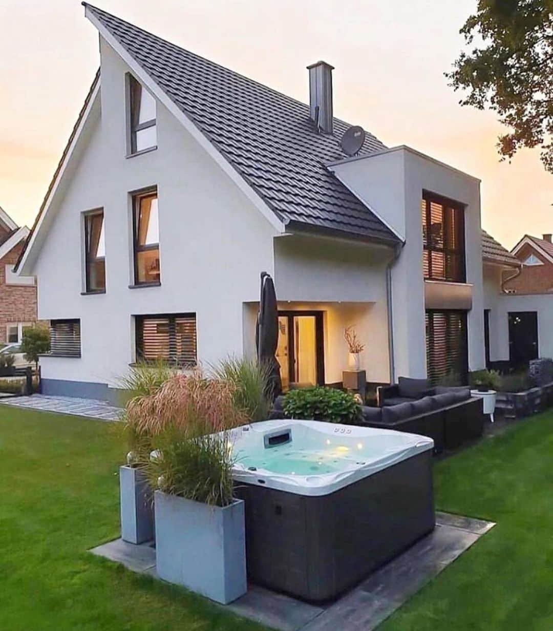 The Luxury Lifestyle Magazineさんのインスタグラム写真 - (The Luxury Lifestyle MagazineInstagram)「What are your thoughts on this homes design in Germany 😍🇩🇪  Swipe left! Summer or winter? 🤔  By: @aenna_xoxo, @luxurylifestyleresidence」2月18日 9時23分 - luxurylifestylemagazine
