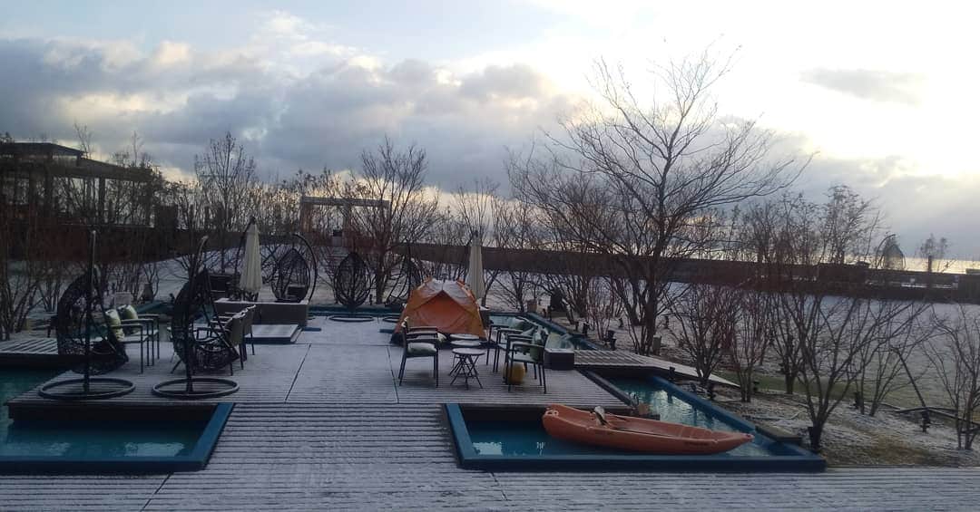 ホテル南風楼さんのインスタグラム写真 - (ホテル南風楼Instagram)「こんにちは(*^^*) 島原温泉ホテル南風楼でございます(^^) ・ 白銀の世界❄️ 昨日からの雪が積もり、 真っ白な朝になりました(^^) ・ お出かけの際は、時間に余裕をもって、 気をつけて、お出かけください(*´ω｀*) ・ 明日からは、暖かくなる予報です☀️ ・ 体調管理に気をつけて、 お過ごしください(*´∀｀) ・ #九州 #長崎 #島原 #雲仙 #島原温泉 #温泉 #南風楼 #ホテル南風楼 #楽しい #最高 #カップル #女子会 #インスタ映え #家族旅行 #旅行 #日帰り旅行  #onsen #happy #travel #nagasaki  #Instagram #島原お出かけ #雪の写真 #大雪 #白銀の世界 #雪景色」2月18日 9時17分 - hotelnampuro