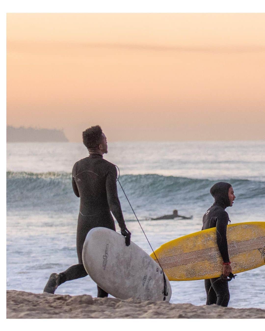 Pete Halvorsenさんのインスタグラム写真 - (Pete HalvorsenInstagram)「Racism has no place here. Please Read:   When I took these photos over 2 months ago, I had no idea who these two surfers were. But remember their big smiles as they paddled out and surfed that morning. A contrast to some of the stoic “serious surf face” we see in the lineup most days.   As most of you know, I spend most mornings on or around the pier. Yesterday I didn’t...but started getting tagged on a post by @blacksand.surf detailing an verbal assault from a racist surfer on the north side of the pier, my heart sank.   I pinched, zoomed sent the post around to friends, we didn’t recognize the guy in question...but did notice the two surfers who were the target of the vitriol...I recognized them from these photos a couple months early. Sent them a quick DM with the photos and my support, our support.  That surfer does not represent us, who we are and where we are going.   Show the guys @blacksand.surf some love.   Unity. Peace. Aloha.」2月18日 9時22分 - petehalvorsen