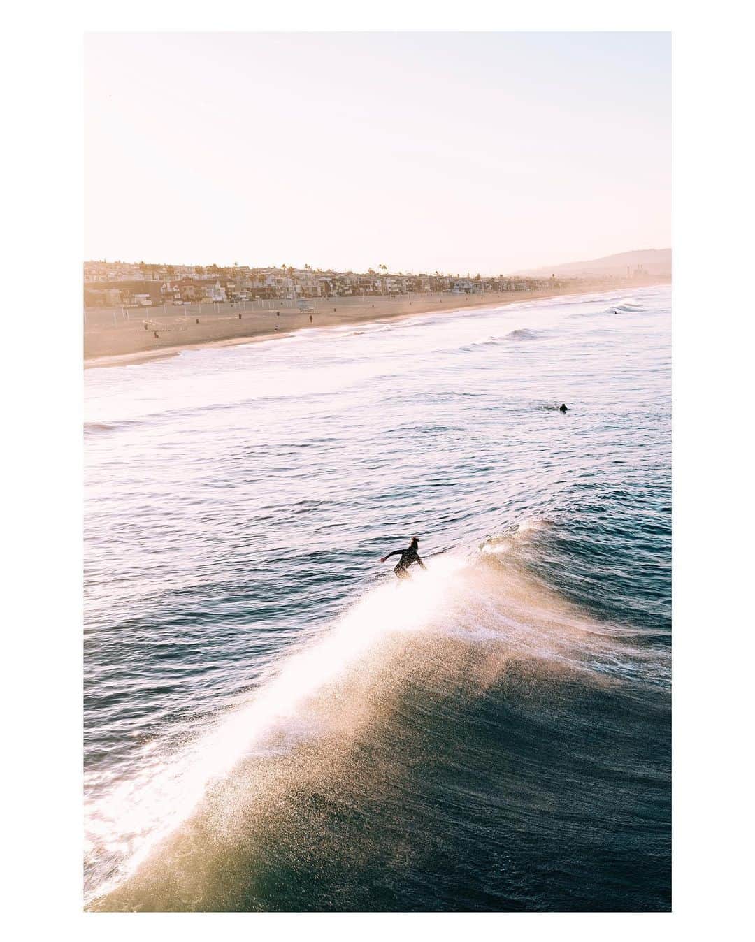 Pete Halvorsenさんのインスタグラム写真 - (Pete HalvorsenInstagram)「Racism has no place here. Please Read:   When I took these photos over 2 months ago, I had no idea who these two surfers were. But remember their big smiles as they paddled out and surfed that morning. A contrast to some of the stoic “serious surf face” we see in the lineup most days.   As most of you know, I spend most mornings on or around the pier. Yesterday I didn’t...but started getting tagged on a post by @blacksand.surf detailing an verbal assault from a racist surfer on the north side of the pier, my heart sank.   I pinched, zoomed sent the post around to friends, we didn’t recognize the guy in question...but did notice the two surfers who were the target of the vitriol...I recognized them from these photos a couple months early. Sent them a quick DM with the photos and my support, our support.  That surfer does not represent us, who we are and where we are going.   Show the guys @blacksand.surf some love.   Unity. Peace. Aloha.」2月18日 9時22分 - petehalvorsen
