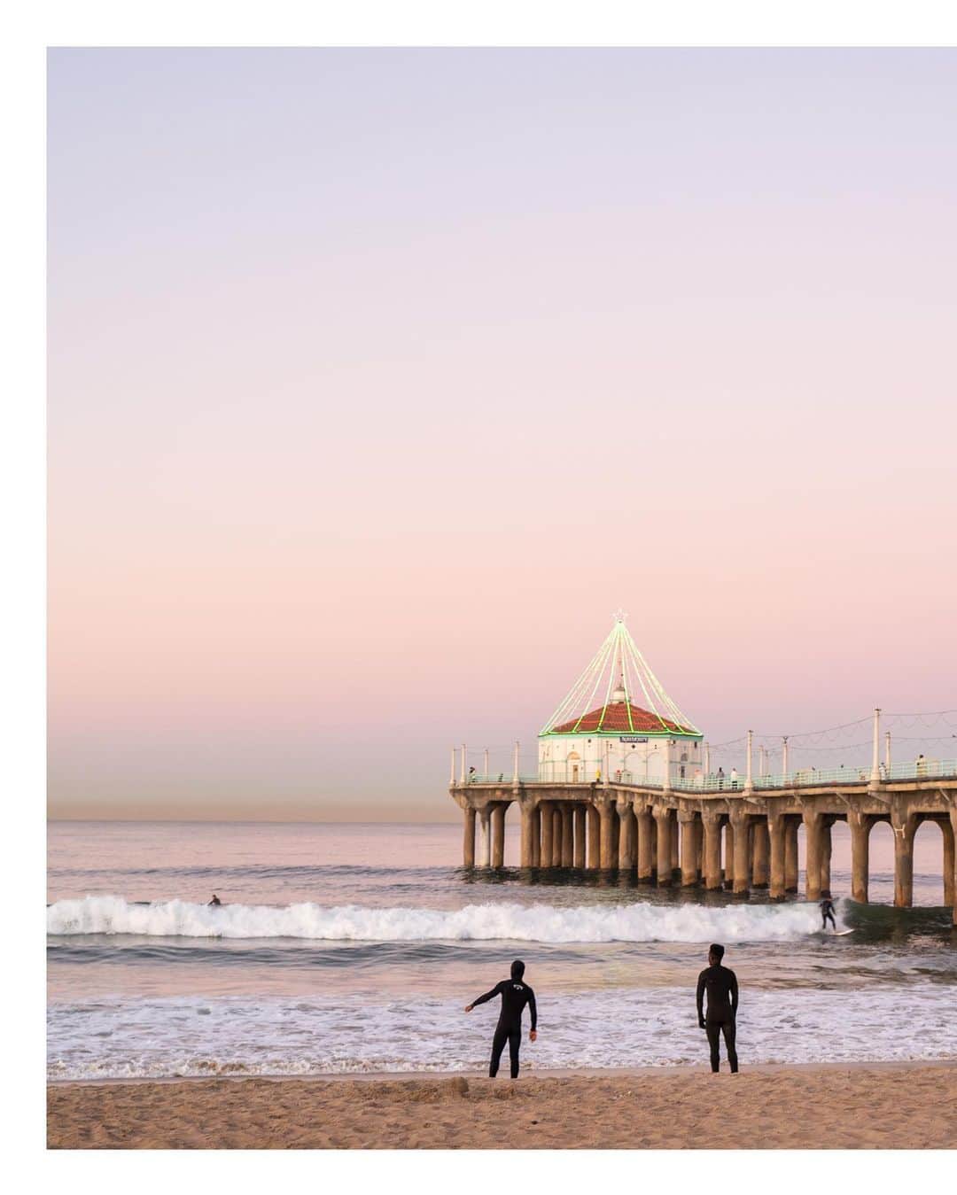 Pete Halvorsenのインスタグラム：「Racism has no place here. Please Read:   When I took these photos over 2 months ago, I had no idea who these two surfers were. But remember their big smiles as they paddled out and surfed that morning. A contrast to some of the stoic “serious surf face” we see in the lineup most days.   As most of you know, I spend most mornings on or around the pier. Yesterday I didn’t...but started getting tagged on a post by @blacksand.surf detailing an verbal assault from a racist surfer on the north side of the pier, my heart sank.   I pinched, zoomed sent the post around to friends, we didn’t recognize the guy in question...but did notice the two surfers who were the target of the vitriol...I recognized them from these photos a couple months early. Sent them a quick DM with the photos and my support, our support.  That surfer does not represent us, who we are and where we are going.   Show the guys @blacksand.surf some love.   Unity. Peace. Aloha.」