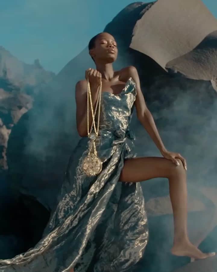 のインスタグラム：「Inspired by the incredible wood-carved doors of Bali and designer Mehera Blum's late mother Laurie Blum’s painting, @blumera_official's collection focused on utilizing sustainable recycled brass and up-cycled wood to create beautiful works of art. See the full digital presentation streaming at the link in bio.」