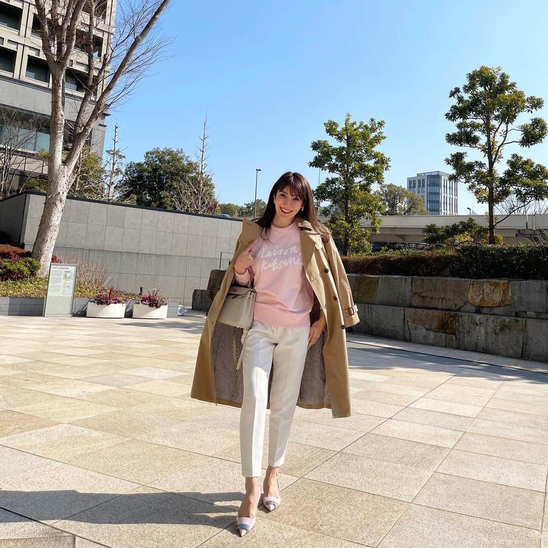 吉田美紀さんのインスタグラム写真 - (吉田美紀Instagram)「・ ・ 今日は久しぶりに芯から冷える寒さ… 週末はトレンチコート着ていたのになぁ☘️ ・ ボトムスは センタープレスドローストリングストレッチパンツ！ Lialaでベスト３に入る人気パンツ･:*+. ・ ウエストの紐がポイントの一枚です。 ・ 皆さん、今日は身体を冷やさないようにしてくださいね♡ ・ tops→#maisonkitsune  pants→#lialapg pumps→#sergiorossi  bag→#hermes necklace→#liala ・ #coordinate #outfit #ootd #look #style #fashion #wardrobe #instagood #instafashion #コーディネート #ファッション #ママコーデ #ママコーディネート #ママファッション」2月18日 9時32分 - miki__yoshida