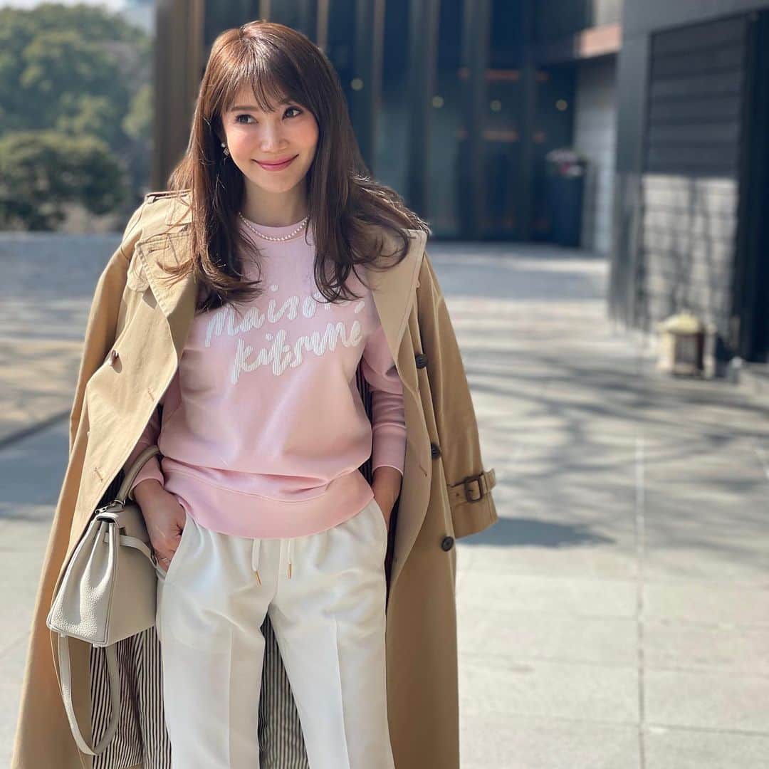 吉田美紀さんのインスタグラム写真 - (吉田美紀Instagram)「・ ・ 今日は久しぶりに芯から冷える寒さ… 週末はトレンチコート着ていたのになぁ☘️ ・ ボトムスは センタープレスドローストリングストレッチパンツ！ Lialaでベスト３に入る人気パンツ･:*+. ・ ウエストの紐がポイントの一枚です。 ・ 皆さん、今日は身体を冷やさないようにしてくださいね♡ ・ tops→#maisonkitsune  pants→#lialapg pumps→#sergiorossi  bag→#hermes necklace→#liala ・ #coordinate #outfit #ootd #look #style #fashion #wardrobe #instagood #instafashion #コーディネート #ファッション #ママコーデ #ママコーディネート #ママファッション」2月18日 9時32分 - miki__yoshida