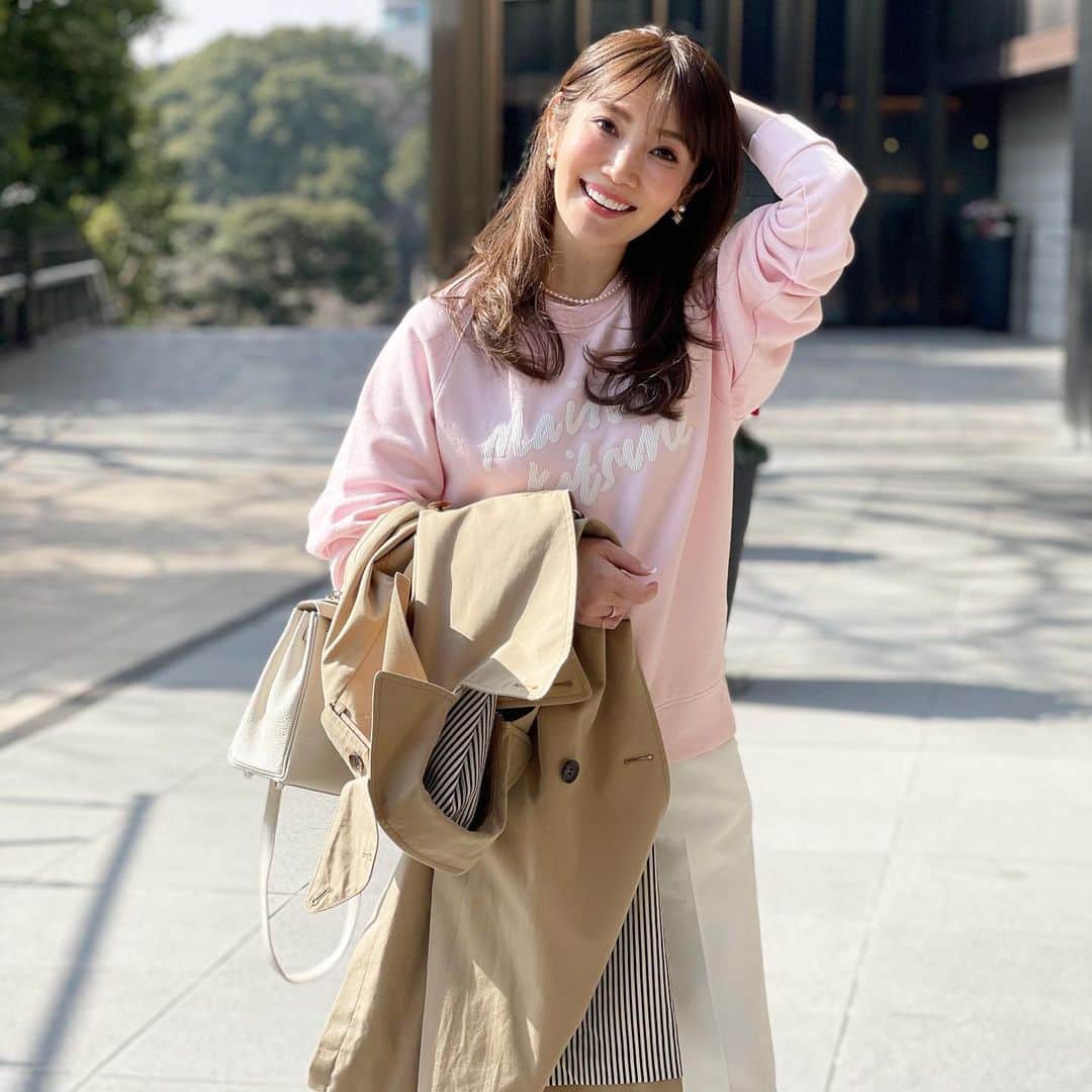 吉田美紀さんのインスタグラム写真 - (吉田美紀Instagram)「・ ・ 今日は久しぶりに芯から冷える寒さ… 週末はトレンチコート着ていたのになぁ☘️ ・ ボトムスは センタープレスドローストリングストレッチパンツ！ Lialaでベスト３に入る人気パンツ･:*+. ・ ウエストの紐がポイントの一枚です。 ・ 皆さん、今日は身体を冷やさないようにしてくださいね♡ ・ tops→#maisonkitsune  pants→#lialapg pumps→#sergiorossi  bag→#hermes necklace→#liala ・ #coordinate #outfit #ootd #look #style #fashion #wardrobe #instagood #instafashion #コーディネート #ファッション #ママコーデ #ママコーディネート #ママファッション」2月18日 9時32分 - miki__yoshida