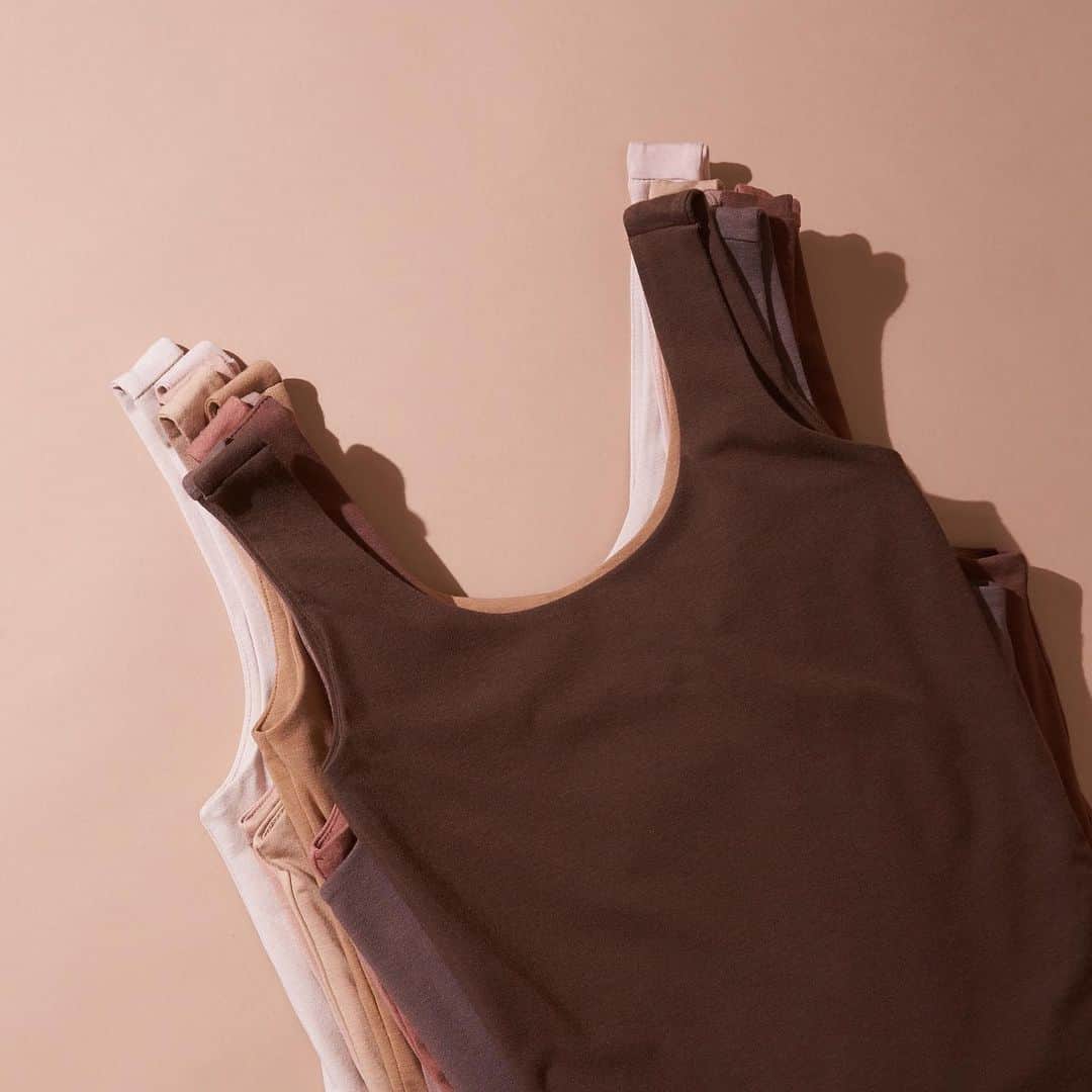 Banana Republic のインスタグラム：「Embody confidence and style in our Scoop Neck Bodysuit from True Hues. Designed with a soft, silky blend of cotton and TENCEL™ modal, it hugs and holds you for effortless comfort and style. #TrueHues」