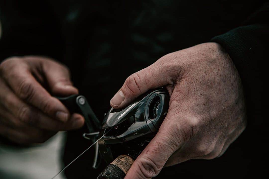 シマノ｜Fishingのインスタグラム：「"The Metanium is the perfect balance between power and finesse. It has the unique ability to cast a long way yet put light baits into the tightest creases. When it's all on the line, the Metanium has a drag that will ease mega smallies to the boat on light line and horse giant largemouth out of the thickest mats on braid. It does it all." ~ @JoshDouglasFishing   #FishShimano #Metanium #BassFishing #LargemouthBass」