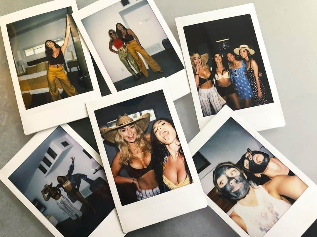 Sydney A Malerのインスタグラム：「❤️ That one time in Palm Springs 😂」