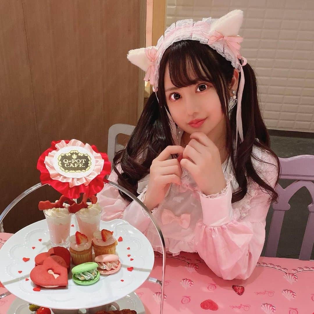 SHIORIのインスタグラム：「. ロリータ着てQ-potカフェ☕️💖 .  . #グラビアアイドル #グラドル #ハーフツイン #アイドル #ロリ巨乳 #美巨乳 #hカップ #セルフィー #可愛い #キューポットカフェ #バレンタイン #いちご #いちごみるく #ピンク大好き #ピンク好きな人と繋がりたい #カフェ巡り好きな人と繋がりたい #ツインテール #ロリータ #甘ロリ #アンプリ #ベイビーザスターズシャインブライト #angericpretty #babythestarsshinebright」