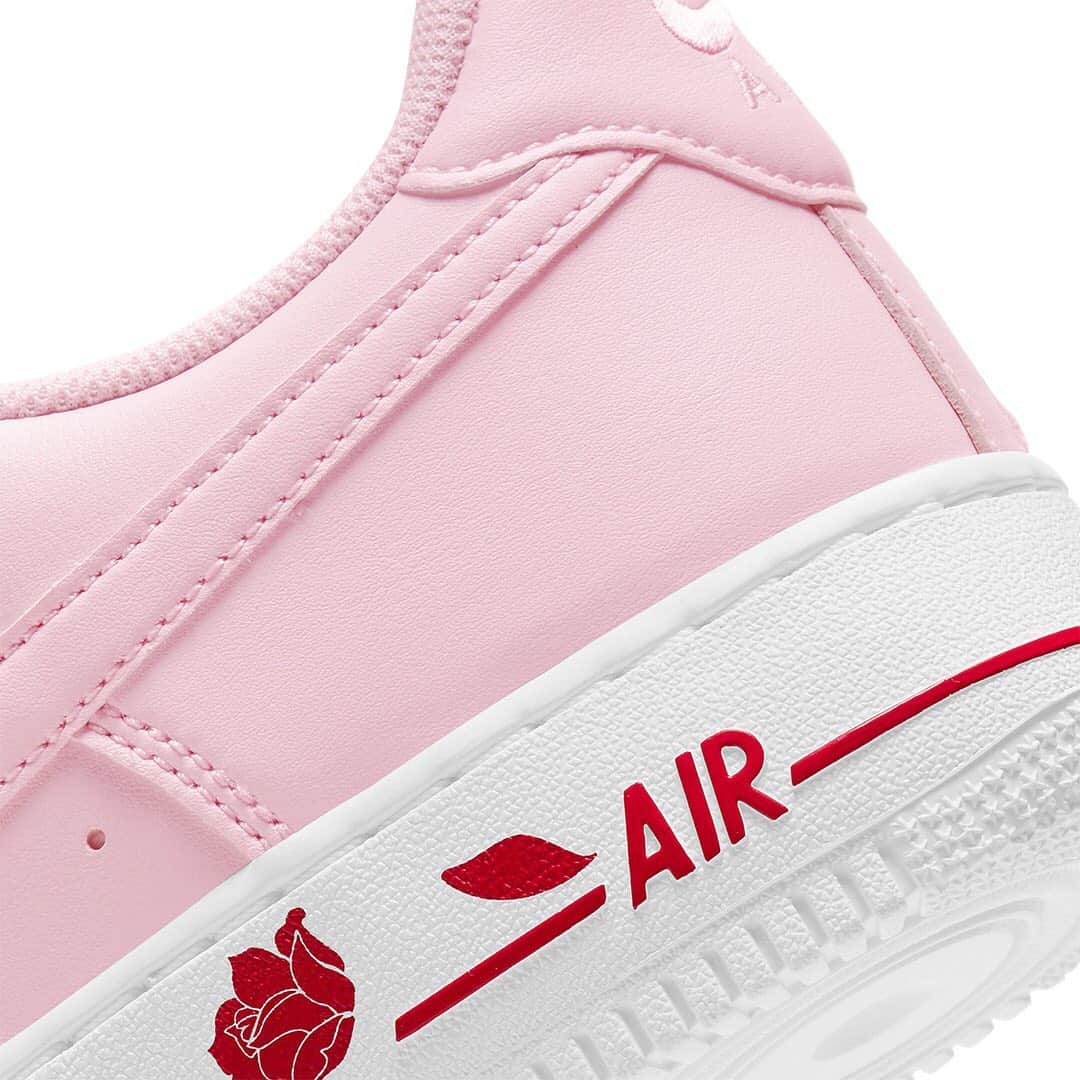 HYPEBEASTさんのインスタグラム写真 - (HYPEBEASTInstagram)「@hypebeastkicks: @nike celebrates NYC's bodegas with its latest Air Force 1 release. Arriving in "White Bag" and "Pink Bag," both iterations boast a rose graphic along the midsole pay homage to shopping bags found in bodegas. Other details include repeated "Nike" branding on the tongue also nodding to the shopping bags as well as Swooshed smiley faces and “Have a Nike Day” text hits on the insoles. Pick up a pair beginning February 24 for approximately $125 USD via SNKRS JP.⁠⁠ Photo: Nike」2月18日 9時36分 - hypebeast