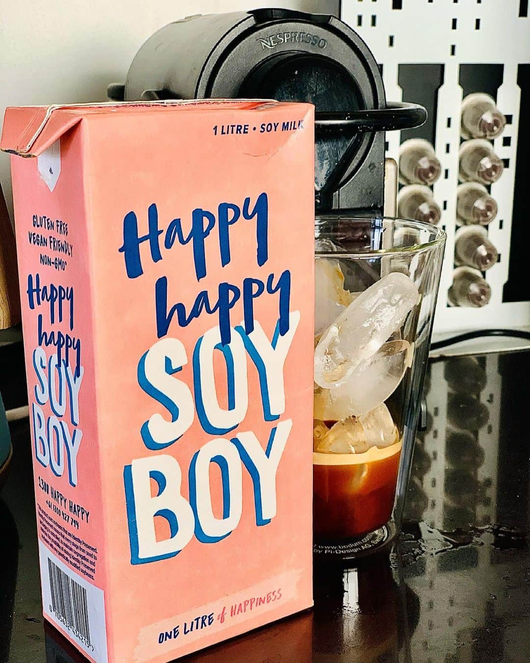シャーニ・ヴィンソンさんのインスタグラム写真 - (シャーニ・ヴィンソンInstagram)「Smoother. Creamier. Better.  @happyhappysoyboy 🥛   #soymilk #glutenfree #dairyfree #milkalternative #vegan #nongmo #happyhappy #soy #milk #soyboy #happiness #icedcoffee #latte #soylatte #icedlatte #coffee #coffeetime #coffeeaddict #butfirstcoffee ☕️」2月18日 9時36分 - sharnivinson