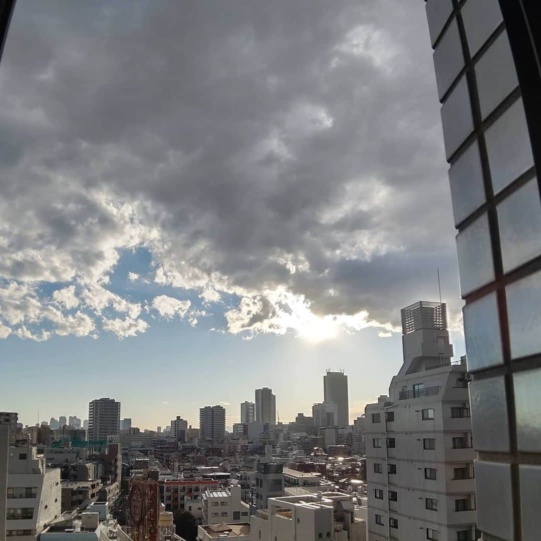 菊田あや子さんのインスタグラム写真 - (菊田あや子Instagram)「快晴からの寒い🌃へ  １日いろいろ仕事しての夕景の🌞を見るのが常となり  着実に前へ前へ～  組織に属したこともなく来た人生に、新しい光り❇️  今日はあちこちへ、寒いらしいから皆さんも防寒でね🧤  #菊田あや子 #グルメリポーター #リポーター #山口ふるさと大使 #山口県出身 #終活協議会 #エンディングノート #インターエフエム897 #ビバ！菊田あや子のエンドオブライフ #エンジョイ終活 #幻冬舎」2月18日 9時49分 - ako.ayakokikuta