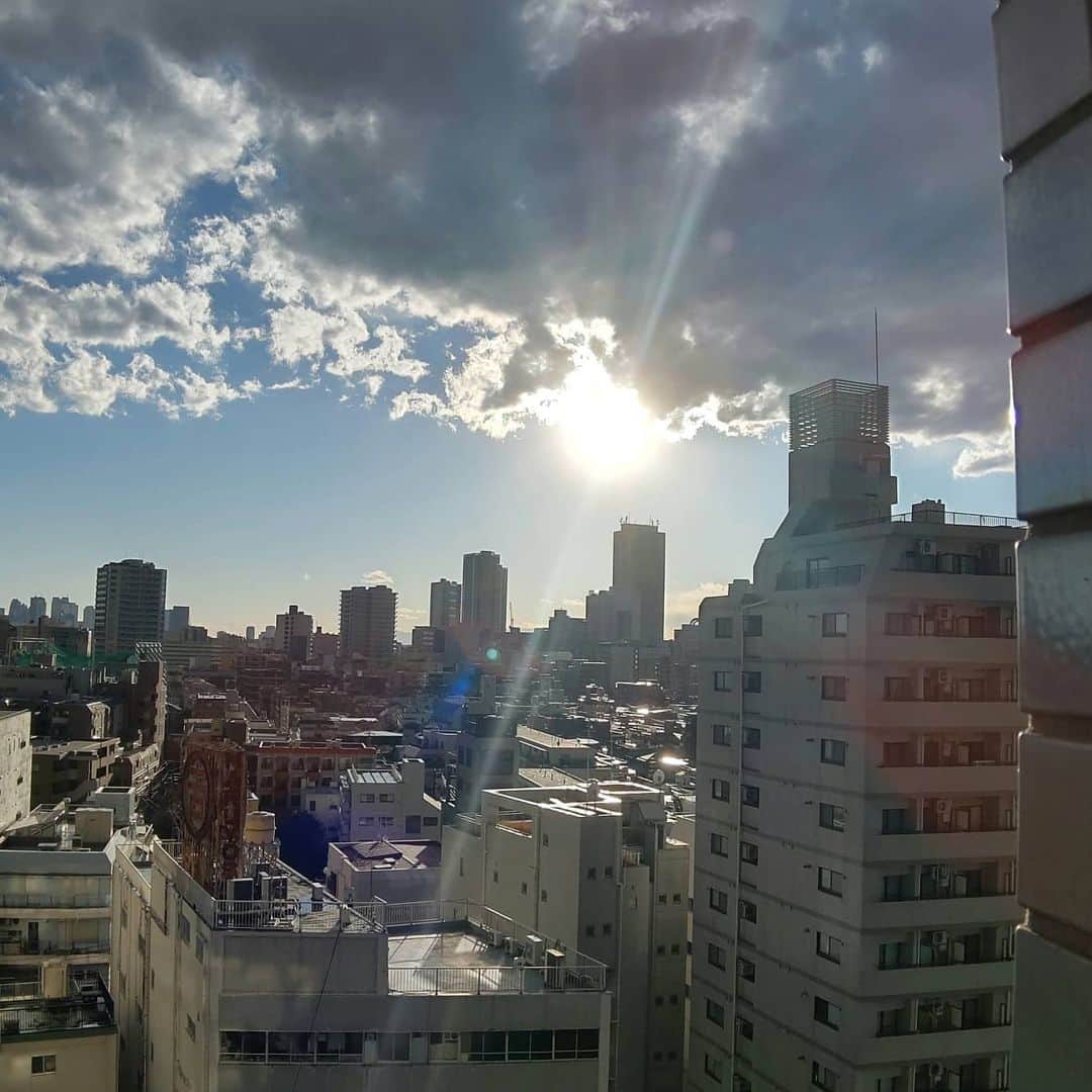 菊田あや子さんのインスタグラム写真 - (菊田あや子Instagram)「快晴からの寒い🌃へ  １日いろいろ仕事しての夕景の🌞を見るのが常となり  着実に前へ前へ～  組織に属したこともなく来た人生に、新しい光り❇️  今日はあちこちへ、寒いらしいから皆さんも防寒でね🧤  #菊田あや子 #グルメリポーター #リポーター #山口ふるさと大使 #山口県出身 #終活協議会 #エンディングノート #インターエフエム897 #ビバ！菊田あや子のエンドオブライフ #エンジョイ終活 #幻冬舎」2月18日 9時49分 - ako.ayakokikuta