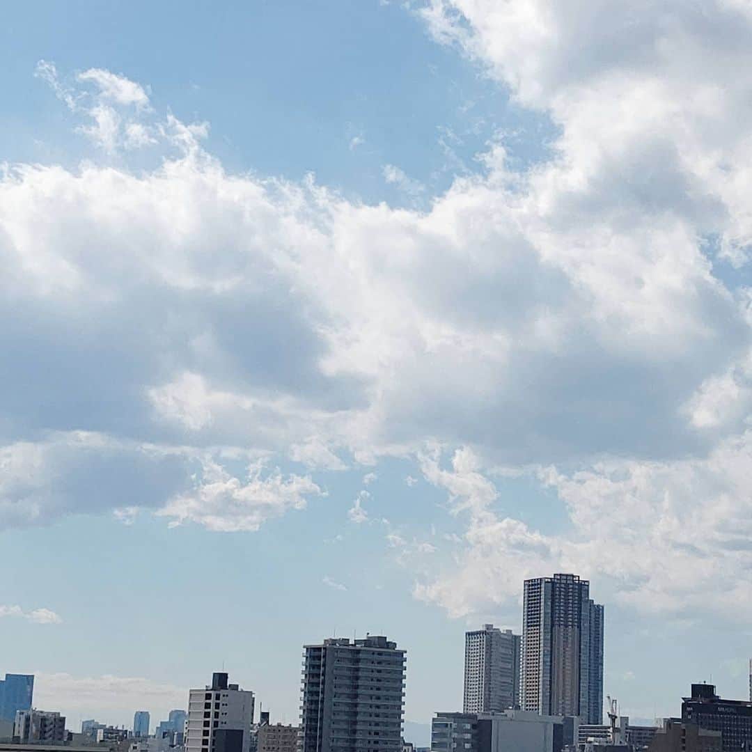 菊田あや子さんのインスタグラム写真 - (菊田あや子Instagram)「快晴からの寒い🌃へ  １日いろいろ仕事しての夕景の🌞を見るのが常となり  着実に前へ前へ～  組織に属したこともなく来た人生に、新しい光り❇️  今日はあちこちへ、寒いらしいから皆さんも防寒でね🧤  #菊田あや子 #グルメリポーター #リポーター #山口ふるさと大使 #山口県出身 #終活協議会 #エンディングノート #インターエフエム897 #ビバ！菊田あや子のエンドオブライフ #エンジョイ終活 #幻冬舎」2月18日 9時49分 - ako.ayakokikuta