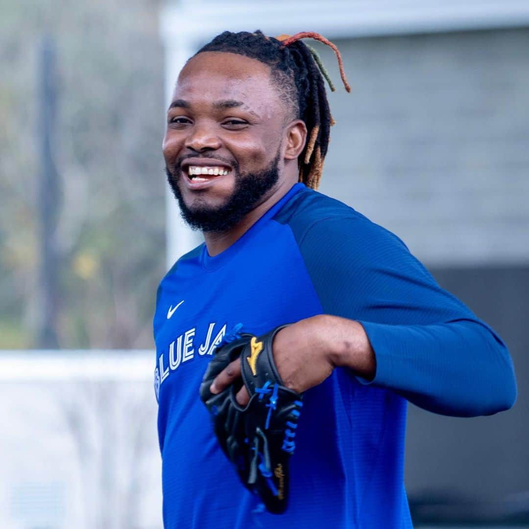 トロント・ブルージェイズさんのインスタグラム写真 - (トロント・ブルージェイズInstagram)「Smile, Blue Jays fans! #SpringTraining starts tomorrow 😃」2月18日 9時49分 - bluejays