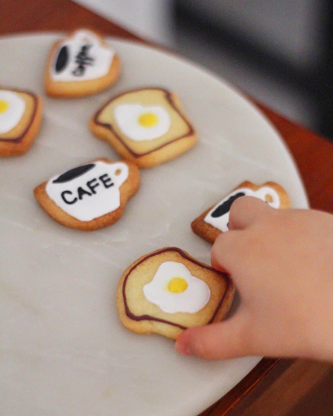 りえのインスタグラム：「* * ☑︎朝ごはんクッキー * * DAISOに売ってた クッキー型が可愛くて🍞🍳☕️ * * 焼けた端から伸びる手から守り切れたのは6個だけでした…。 次女食いしん坊すぎてびびってる。 長女も食いしん坊だけど、さらに上を行く食いしん坊。 今も横で「おひるはパン食べたいの。かにぱん」って言ってる。 すぐ近くの将来の食費が既に怖い…𓏗𓏗 * *」