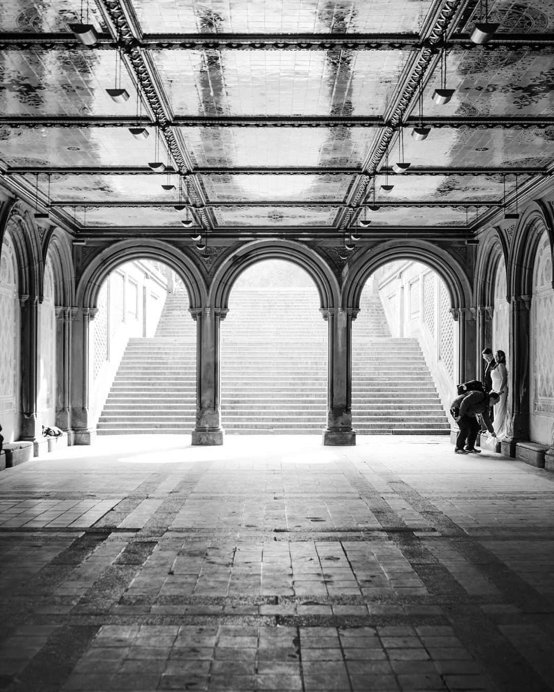 デビッドヤーマンのインスタグラム：「My New York. Tucked away under Central Park, the Bethesda Fountain Arcade is a hidden architectural gem. There, you’ll find the world’s only ceiling covered in 15,000 richly patterned tiles from England’s Minton Tile Company—exquisitely crafted works usually reserved for European cathedrals.」