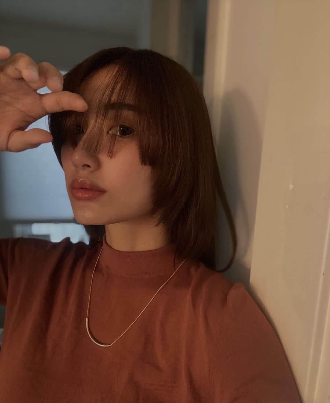 Icumi Oohamaのインスタグラム：「hair & skin  みなさん髪質改善というものを 知っていますか？ 髪の内側から栄養を補給して 髪自体を元気にしてくれるもの。 パーマやめて再開したら やっぱり凄いと再確認しました！ 次の動画見て！！ @allyshairaoyama @allyssuke1216   お肌のケアは定期的に通っている @e.pbs_omotesando へ 毛穴のお掃除→ハイフ→ニードレスインジェクター が私の定番コース。 やはりお家のスキンケアのみでは どうにもならない所があるので クリニックの力も借りています。 私はそろそろ毛穴の汚れが気になるな〜 と思ったら行く目安にしています。 ハイフのbefore/afterも凄いので 写真スワイプしてください♡」