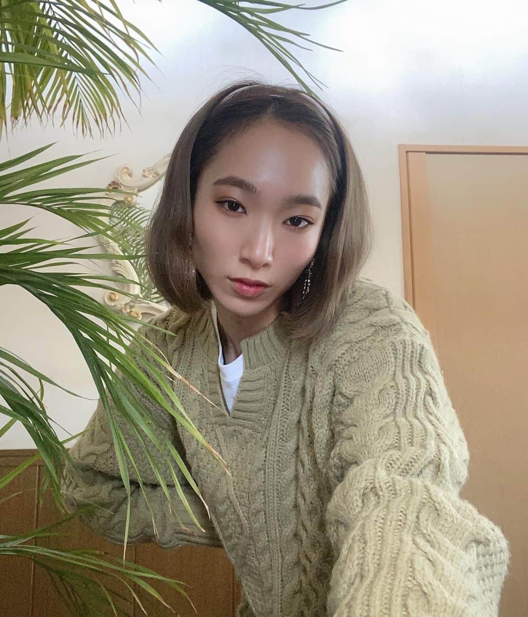 のインスタグラム：「眉毛が調子いい日は全てがいい感じ。#眉毛立ててアンテナ張る  そう言えば髪色も変えたんだ。どんどん明るくなってきているけれど、それはそれでお気に入りなんだ🦩🌿  #眉毛#オリーブグレージュ #ボブ」