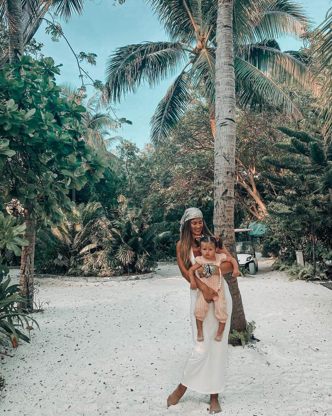 エイミー・ウィラートンのインスタグラム：「Besties ♥️  Discover the secret island that makes you forget about the world , and learn to listen to the sea 🌊 ( I really have watched Moana too many times 😂) don’t forget to enter my competition to win a stay @kihaa.maldives 🏝 ... follow and tag me and @kihaa.maldives in your story and tag 2 friends in the comments below for bonus entry ( full details in my Valentine’s post ♥️)」