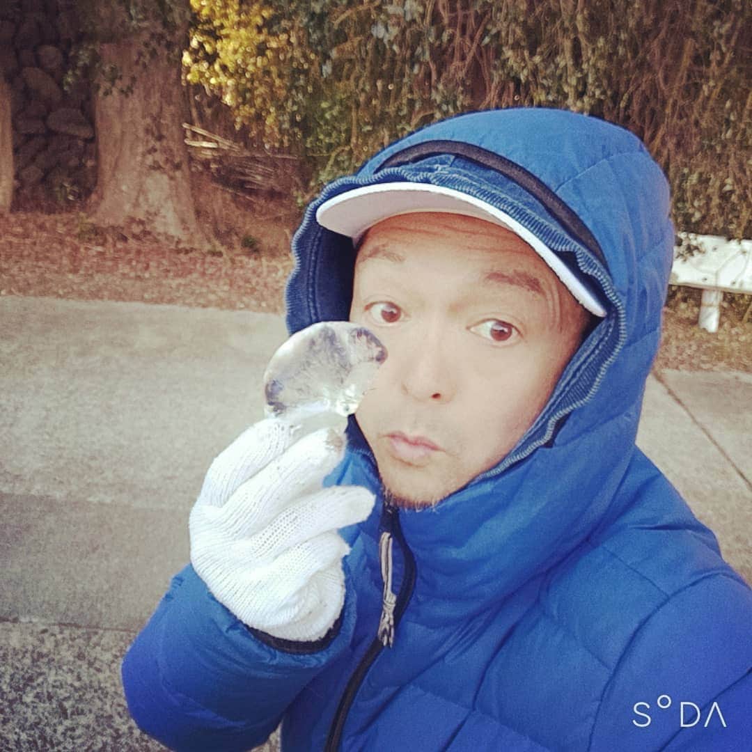 松本隆博のインスタグラム：「。 自然の力って凄いよねー。 こうやって氷点下では水は 縦に氷柱になったり、水しぶき が氷の玉になるんだね…知らん かったよ(^_^)。 この氷の玉を取ろうとして スッテンコロリンしました´-`） …自然って凄い(^_^)(^^ゞ。 スべるのはイヤなんだ。  ～人生遊歩道～」