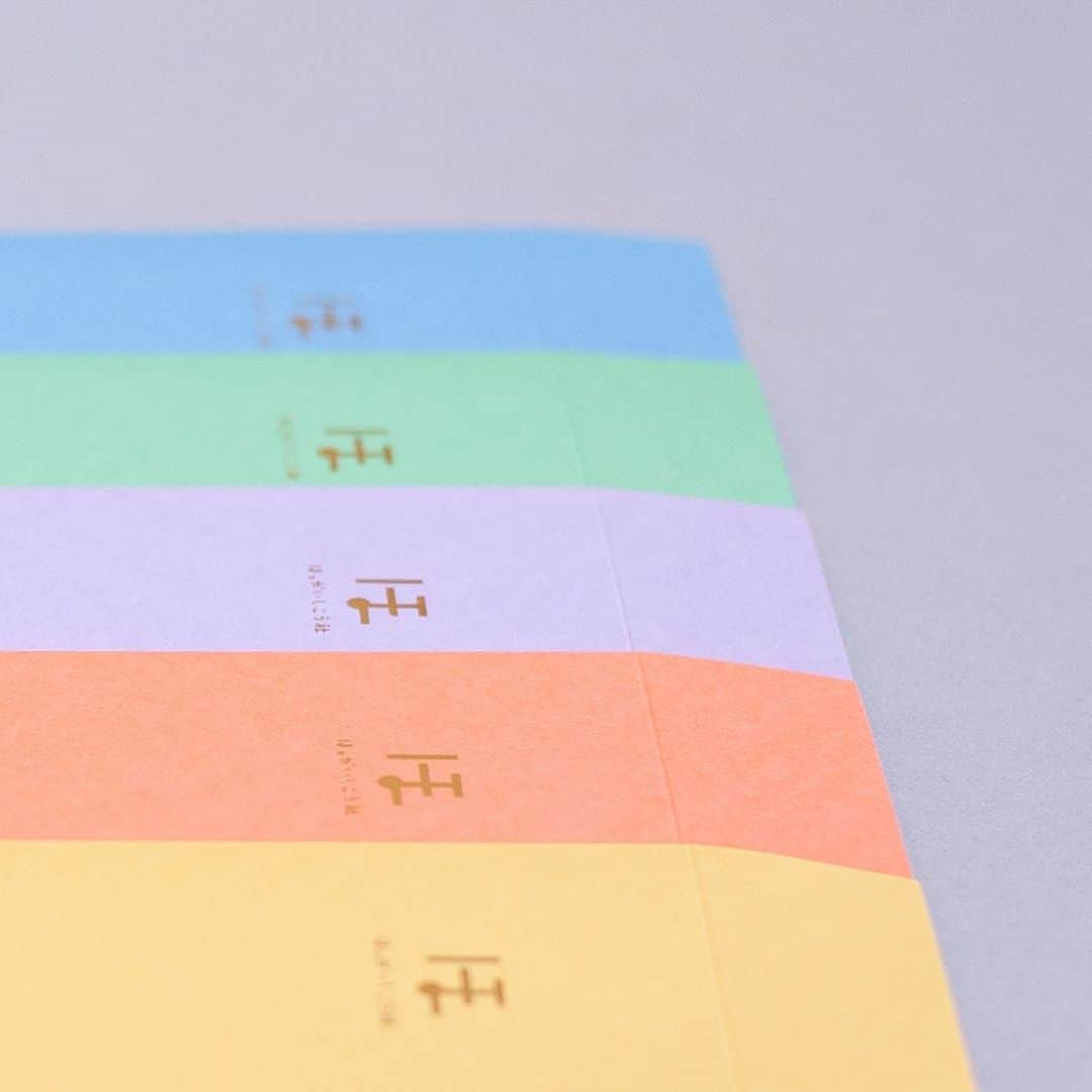 手紙社さんのインスタグラム写真 - (手紙社Instagram)「【「北海道ポストカード」をしっかり守ってくれる封筒が登場！】 印刷×紙工の技術を生かし、工夫を凝らした紙ものを制作する「ほっかいしこう社（@hokkaishikohsha）」。「北海道ポストカード」と「『北海道ポストカード』をそのまま郵送するのは気おくれする……」というお客さんの声から誕生した封筒とが紙博だけのお得なセットになりました。「北海道ポストカード」は、北海道と馴染み深い木彫りのクマや雪だるまなどをモチーフに、風合い豊かな特殊紙とコシの強い厚紙を貼り合わせて作られています。鮮やかな5色の封筒は、通常の封筒よりも張りのある厚紙を使用しているので、大切なものを贈るときにぴったり。箔押しや打ち抜きなど1枚ずつ加工が施されており、どちらも職人技が光るアイテムです。  --------------------- 【「手紙社のオンラインフェスティバル 紙博&陶博」開催概要】 会期：2021年3月1日（月）〜3月7日（日）　＊参加無料﻿ 会場：「手紙社のオンラインフェスティバル 紙博&陶博」公式サイト﻿  ▶︎詳細は「@kamihaku2021」プロフィールのURLから！  ◎オンラインショッピング 定番アイテムだけでなく、新作やここだけの限定アイテムなど、出展者による渾身の作品がずらりと並びます。さらに“手紙社の部員”限定で、ひと足早くお買い物ができる先行販売を実施！ プレビュー期間：2月25日（木）12:00〜2月27日（土）24:00 先行販売期間：﻿2月28日（日）10:00〜24:00﻿ 一般販売期間：﻿3月1日（月）12:00〜3月7日（日）24:00﻿  ◎オンラインミーティング 制作のバックグラウンドや実際に販売する作品の紹介などを直接聞いたり見たりできるオンラインミーティング（番組）を、一部の出展者からお届けする予定！  ▶︎「手紙社の部員」について詳しくは、手紙社公式サイト→「部員ですけど、何か？」をチェック！  #手紙社#手紙舎#紙博#陶博#オンラインイベント#紙#イラスト#デザイン#印刷#活版#文房具#マステ#ハンコ#手紙#ポストカード#封筒#箱#雑貨#陶器#磁器#器#ほっかいしこう社 #tegamisha#kamihaku#touhaku#paper#papercrafts#ceramics#pottery#handcraft」2月18日 9時48分 - tegamisha