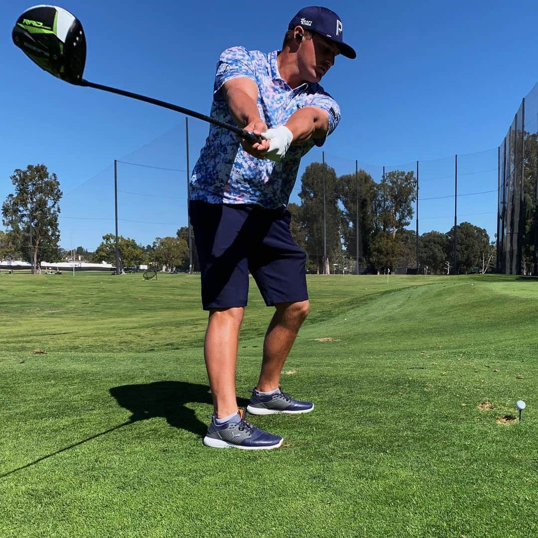 ブライソン・デチャムボーのインスタグラム：「Driver swinging well and prep is done for @thegenesisinv 💣  . . . #drivergolf #golfswing #golfswings #golfswingtraining #golfdriver #golf #golflife #rivieragolfclub #losangelesgolf #cobragolf #cobragolfdriver」