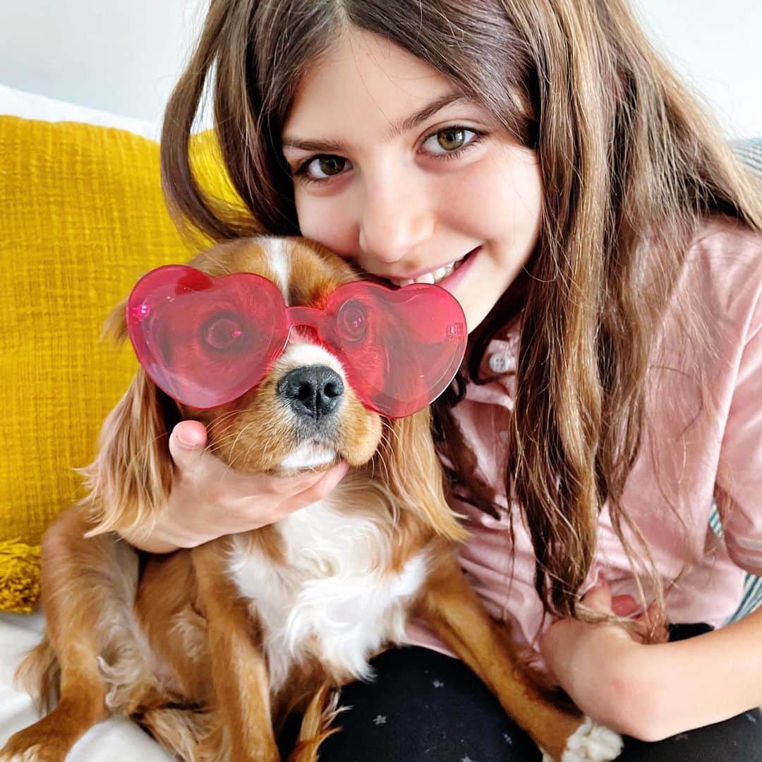 Ilana Wilesのインスタグラム：「Today is National Random Acts of Kindness Day so it seems like a perfect day for another micro fundraising initiative! And if you’ve been following the weather crisis in Texas, there are many people who desperately need our help. Particularly the people without homes or shelter dealing with sub zero temperatures. I am asking for $2 donations and will split up whatever funds I collect between three organizations doing amazing work to keep as many people possible alive, fed and warm— @austinmutualaid in Austin, @mutualaidhou in Houston and @feedthepeopledallas in Dallas. If you would like to contribute to them personally, please do so. If you would like to see how much money we can raise as a community together, Venmo me $2 at Ilana-wiles or PayPal me at ilana@mommyshorts.com. Let’s see how quickly $2 donations can add up after 24 hours! If you live in the area, please check out the organizations listed to learn about the specific items they are requesting, like canned food, bottled water and drivers. To all my followers in Texas, I hope you are keeping safe and warm! ❤️」