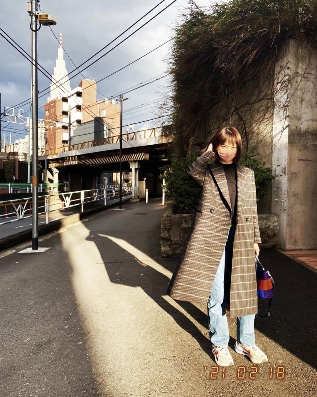 安田美沙子さんのインスタグラム写真 - (安田美沙子Instagram)「昨日の私服。滑り込みで春前に買ったチェックの冬コート。笑 まだ寒い！ということで大活躍してくれています。チェックがずっと欲しかった🤍🤍🤍 . . . 人間ドックの帰りに。パパとラーメン食べちゃったよね。笑 . . . coat.knit.. @beautifulpeople_officialsite  denim.. BED&BREAKFAST shoes.. @nikexsacai  bag.. @seanewyork × @porter_yoshida_co.official  #ootd #instagood #ラーメン」2月18日 10時00分 - yasuda_misako