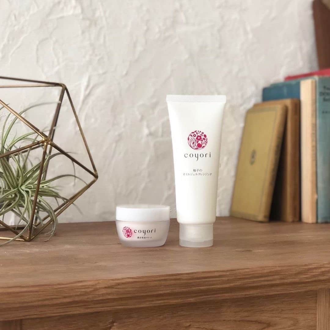 のインスタグラム：「マスク生活の肌荒れに。＼気になったらいいね！／﻿ ﻿ Coyoriで働くスタッフが頼ったレスキューアイテムについてご紹介します✍️﻿ ﻿ すっかりマスク生活も板についた今、これまでにない肌悩みにお悩みの方も多いのではないでしょうか？﻿ ﻿ 特に耳にするのは肌荒れ。いつものスキンケアをしていてもいっこうに解決できず、鏡を見るたびに悲しい気持ちに。。。なんて方も多いはず。 ﻿ 同じように肌荒れに悩むCoyoriスタッフがお守り替わりに愛用しているのが、『Coyoriの濃密美容クリーム』。﻿ ﻿ 濃密という名にふさわしい、こっくりとしたテクスチャーが特徴で、温めるように手の平に広げてから、顔全体を包み込むようになじませると、なんというか保護膜を顔に塗ったような安心感があります🍀﻿ ﻿ この保護膜感は、化粧水と美容液オイルだけでは味わえないクリームならではの感覚で、久々に使うと思わずとりこになるほど✨﻿ ﻿ さらに両手で顔を包み込みながら、少し息を吸い込むと、ラベンダーの自然な精油の香りが広がり、心がふっとゆるみます。﻿ ﻿ スタッフのオススメ商品レビューは下記よりご覧いただけます。少しでも気になった方はぜひご覧ください！﻿ ﻿ ▼こよりつづり﻿ マスク生活の肌荒れに。Coyoriで働く私が頼ったレスキューアイテム。﻿ https://note.com/coyori_tuzuriweb/n/n1b3a888eacbb﻿ ﻿ ――――――――――――――――― #coyori #こより #クリーム #乾燥 #乾燥対策 #人気アイテム #人気商品 #人気コスメ #オイル美容 #オイル #美容 #化粧水 #スキンケア #エイジングケア #スキンケアマニア #無添加 #冬のスキンケア #乾燥肌 #スキンケア好きさんと繋がりたい #保湿ケア #保湿 #肌荒れ #肌荒れ対策 #肌荒れケア」