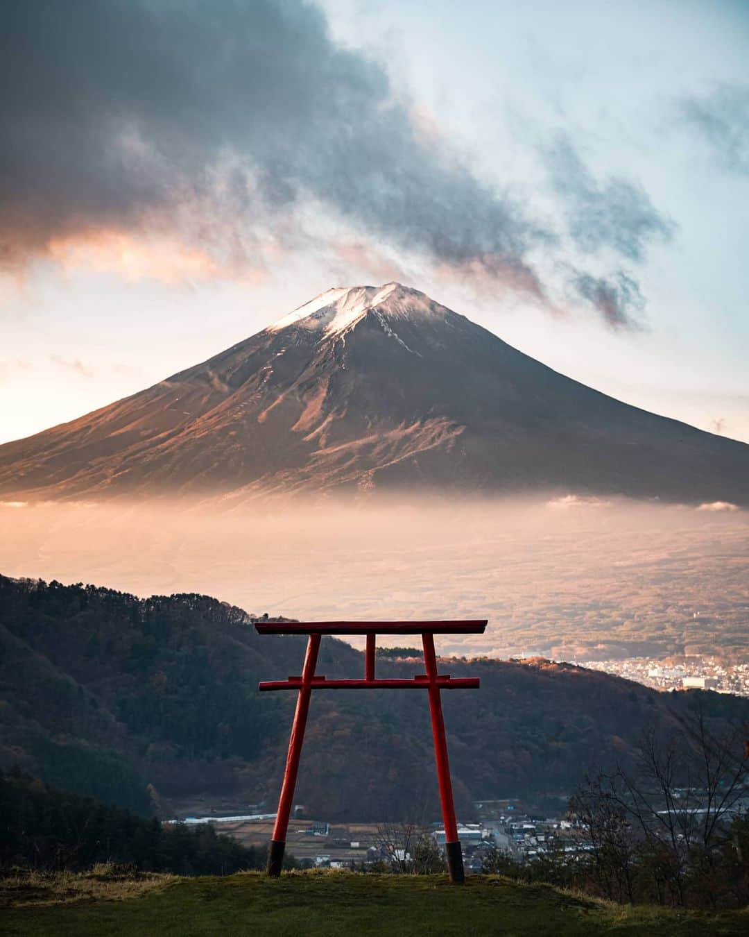 Joshさんのインスタグラム写真 - (JoshInstagram)「The sky lies open. Won't you come see it with me? . . . . . . #japan #japanawaits #japan_vacations #explorejapan #discoverjapan #goodshotmate #createexplore #mountainview #sunriselover #mtfuji #日本 #富士山 #河口湖」2月18日 10時10分 - joshtaylorjp