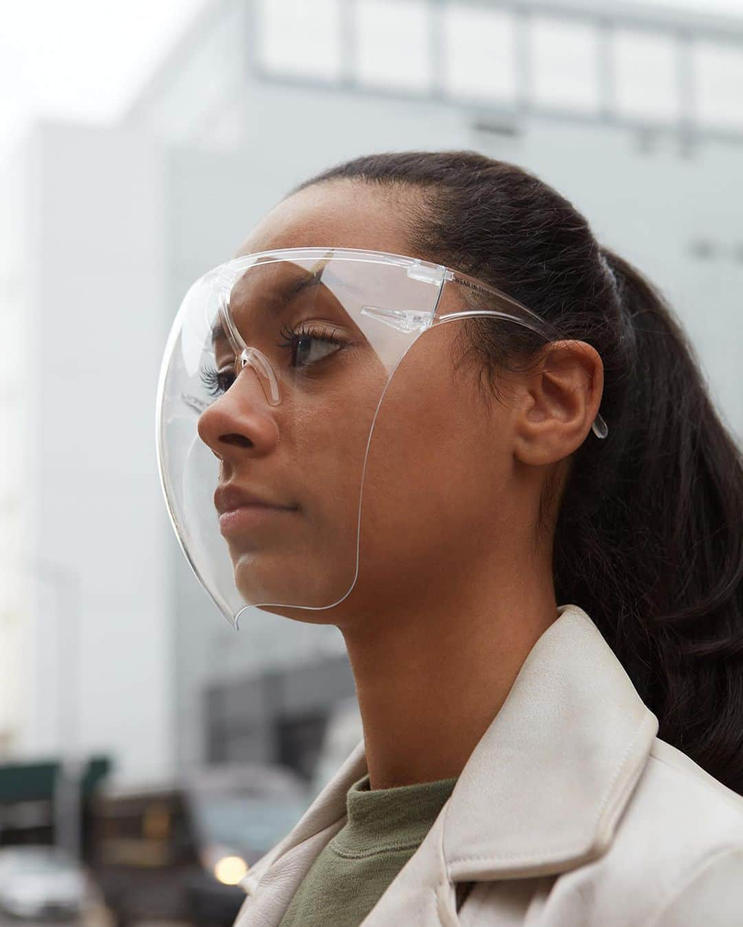 ケネスコールさんのインスタグラム写真 - (ケネスコールInstagram)「Here’s what makes Kenneth Cole face shields unique: 🚫 Anti-fog and dust proof ☁️ Integrated nose pads for comfort 🤓 They’re designed to be comfortable for glasses-wearers — simply remove the nose rest! 😷 Sufficient space for most face sizes   Please always wear a face shield with your face mask for additional coverage and better protection.    #wearinthistogether #kennethcole #facemask #wearamask #wearadamnmask #wearafuckingmask」2月18日 10時13分 - kennethcole