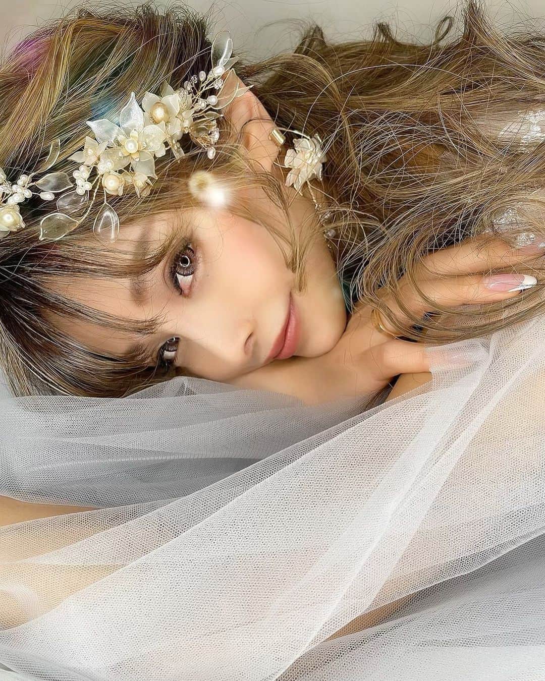 堀井大輔のインスタグラム：「・ ・ お気に入り♥ ・ 立って可愛いモデルさん 座って可愛いモデルさん 寝て可愛いモデルさん 笑顔が可愛いモデルさん 横顔が可愛いモデルさん 目線はずしが可愛いモデルさん 目を抜いた雰囲気がかっこいいモデルさん 手の仕草がうまいモデルさん 空間を使うのがうまいモデルさん ・ 全て似合うモデルさん少なくて モデルさんに合わせた撮影してます✨ ・ ますみちゃんは、寝て と 手の仕草  立ち  が、神ってた✨ ポージングは慣れてないから 言う通り、静止してくれるから 画角も神ってた✨ 最近は、固定して撮影するほうがすき🙌 次もよろしくお願いします☺️ ・ ・ 𝑚𝑜𝑑𝑒𝑙 @msm1026xx  ℎ𝑎𝑖𝑟/𝑝ℎ𝑜𝑡𝑜 @daisuke_5511  ℎ𝑎𝑖𝑟 𝑎𝑐𝑐𝑒𝑠𝑠𝑜𝑟𝑦 @cerise_and_  𝑒𝑎𝑟𝑟𝑖𝑛𝑔 @cerise_and_  ・ ・ #クラウンヘアー#天白区#名古屋 #名古屋美容師 #美容師 #ヘアセット#セット#ヘアアレンジ #プレ花嫁 #作品撮り #ウェディングドレス #ホリーマジック #ホリージョ撮影 #ホリージョ #2021秋婚 #2021春婚 #2021夏婚 #全国のプレ花嫁さんと繋がりたい #ウェディングニュース #コテ巻き #巻き髪 #ゼクシィ2021 #アップスタイル #まとめ髪 #おだんご #編みおろし #Dressy花嫁 #プラコレ ￼ 	◦」