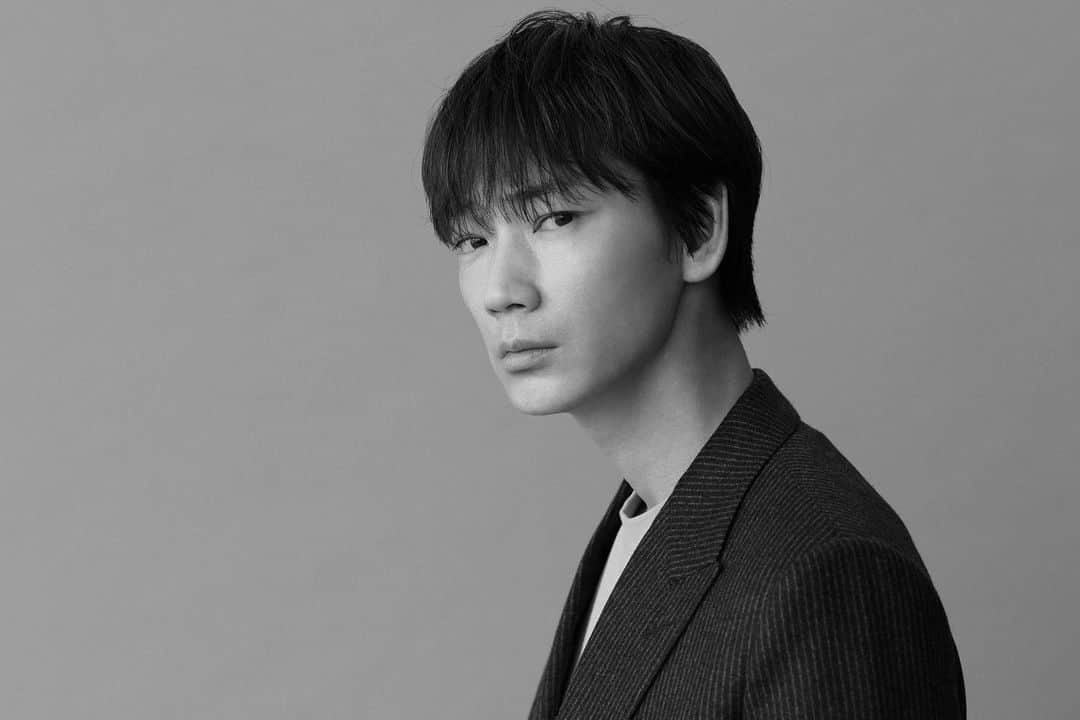 綾野剛さんのインスタグラム写真 - (綾野剛Instagram)「ドラマ「恋はDeepに」  蓮田トラスト執行役員兼リゾート開発本部・本部長 : 蓮田倫太郎  脚本 : 徳尾浩司 音楽 : 菅野祐悟 チーフプロデューサー : 加藤正俊 プロデューサー : 枝見洋子 畠山直人 鈴木香織(AXON) 山口雅俊(ヒント) 演出 : 鈴木勇馬 岩本仁志 伊藤彰記  主演 渚海音 : 石原さとみ 蓮田倫太郎 : 綾野剛  制作協力 : AXON 製作著作 : 日本テレビ @deep_ntv  #恋はDeepに #石原さとみ #綾野剛」2月18日 10時24分 - go_ayano_official