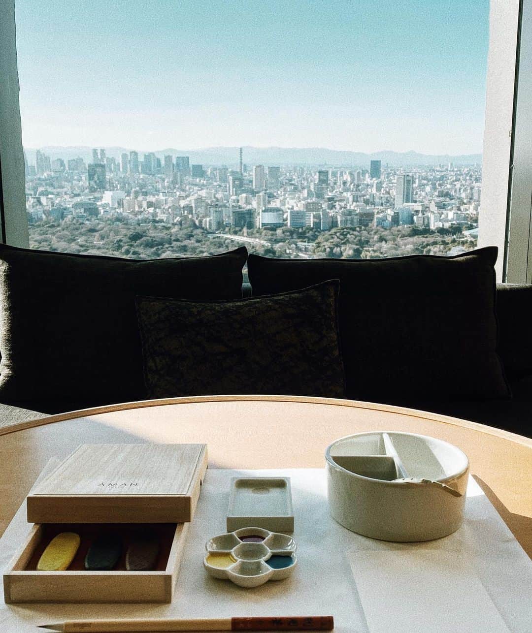 三浦大地さんのインスタグラム写真 - (三浦大地Instagram)「AMAN TOKYOでおこもり。  自分の住む街を眺めながら、色々な思いと共に絵を描いたり、風呂に入ったり、何もしなかったり。  同じ場所も、同じ事も物も人も視点を変えたら新たな側面が見えてくる。  全ては自分次第の選択である。  静かな東京好きだな。  @aman_tokyo @aman #amantokyo #aman」2月18日 10時25分 - daichi_1127