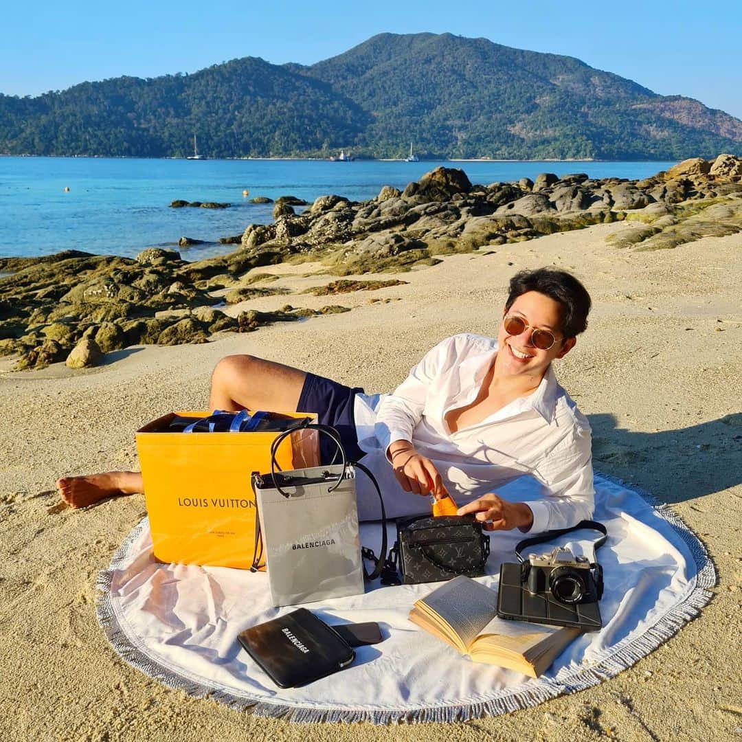 アイス・サランユーのインスタグラム：「Morning sun bath 🌞 เค้าว่าแดดเช้า ดีต่อ สุขภาพ  . . ปล เคยไหมเวลาซื้อของอะไรมา ก็ทิ้งถุงกระดาษไปอย่างไม่รู้คุณค่า  จริงๆเราสามารถเปลี่ยนถุงกระดาษให้เป็นกระเป๋าอีกใบได้เลยนะ แค่ส่งไป @reusebag_th  #lipe #หลีเป๊ะ  #reusebag #เที่ยวทั่วไทยกับไอซ์ศรัณยู」