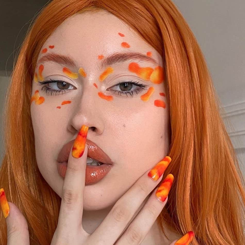 BH Cosmeticsのインスタグラム：「Feeling the Carnival vibes from our couch 💃🏽 Loveee @pazsykesmua’s loud lava look in the always bright, always iconic Take Me Back To Brazil palette ☄️ #bhcosmetics」