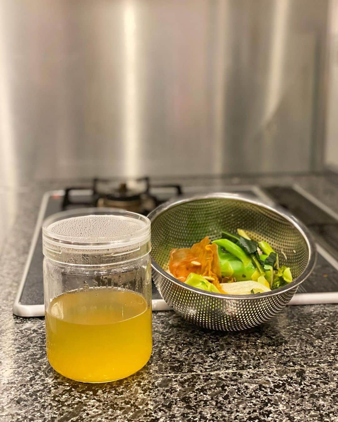 永田明華さんのインスタグラム写真 - (永田明華Instagram)「いい感じに野菜が揃ったので#ベジブロス 。 野菜のヘタや根っこ、皮は捨てず冷凍して#野菜出汁 に使用してます🍅🥦 ちなみに、冷凍することで細胞が壊れやすくなり、旨味や栄養素が水に溶け出やすくなりますよ♡  抗酸化力、免疫アップ効果、栄養素たっぷり〜 #ファイトケミカル  ・ ・ #無農薬野菜 #有機野菜 #オーガニック #花粉症対策 #健康食」2月18日 10時19分 - asukanagata
