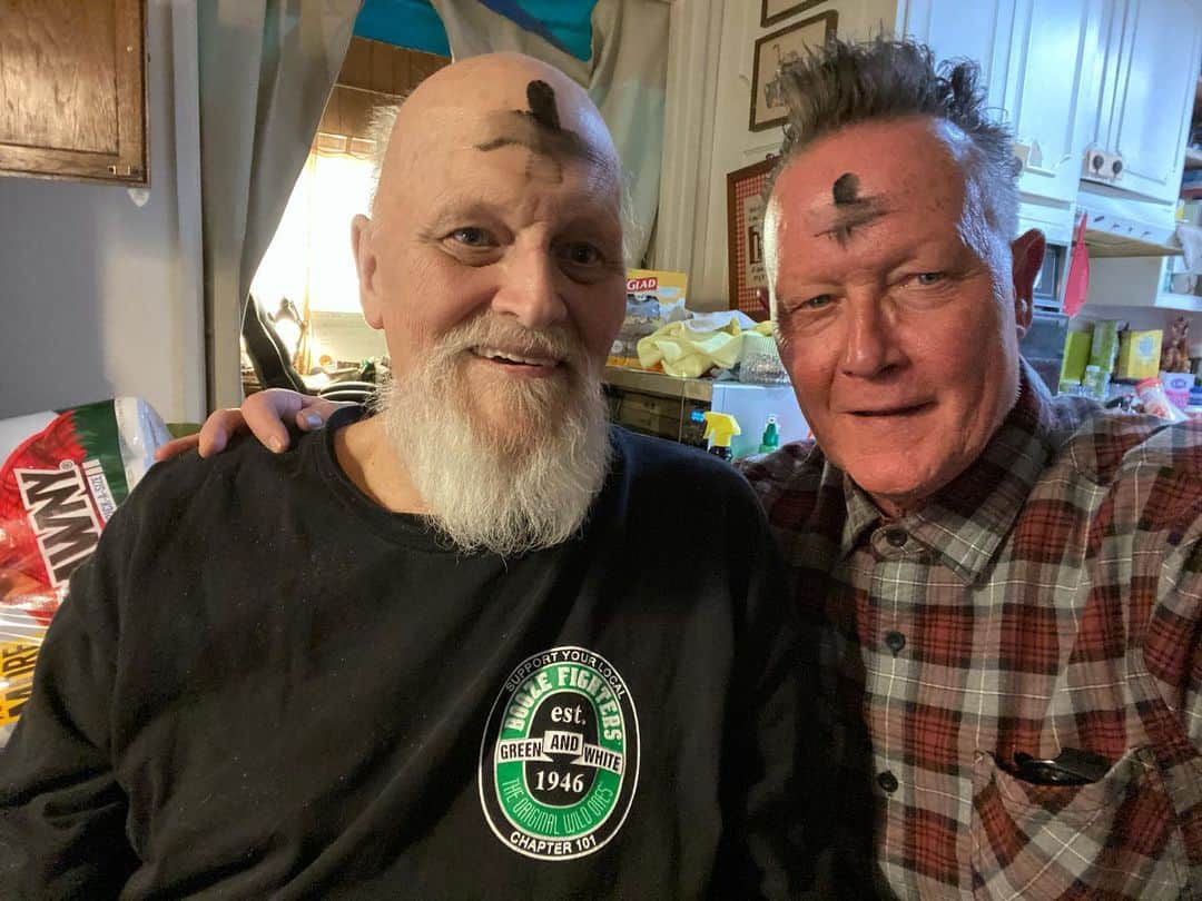 ロバート・パトリックさんのインスタグラム写真 - (ロバート・パトリックInstagram)「This was a very speacial  Ash  Wednesday with my club brother “Ghost”. Went to visit him in his home for lunch and was, by the grace of my church, @stthomashollywood given ashes and the proper invocation to read when we both preformed the intinction ritual of palm ash.  #ashwednesday #christian #episcopalian」2月18日 10時20分 - ripfighter