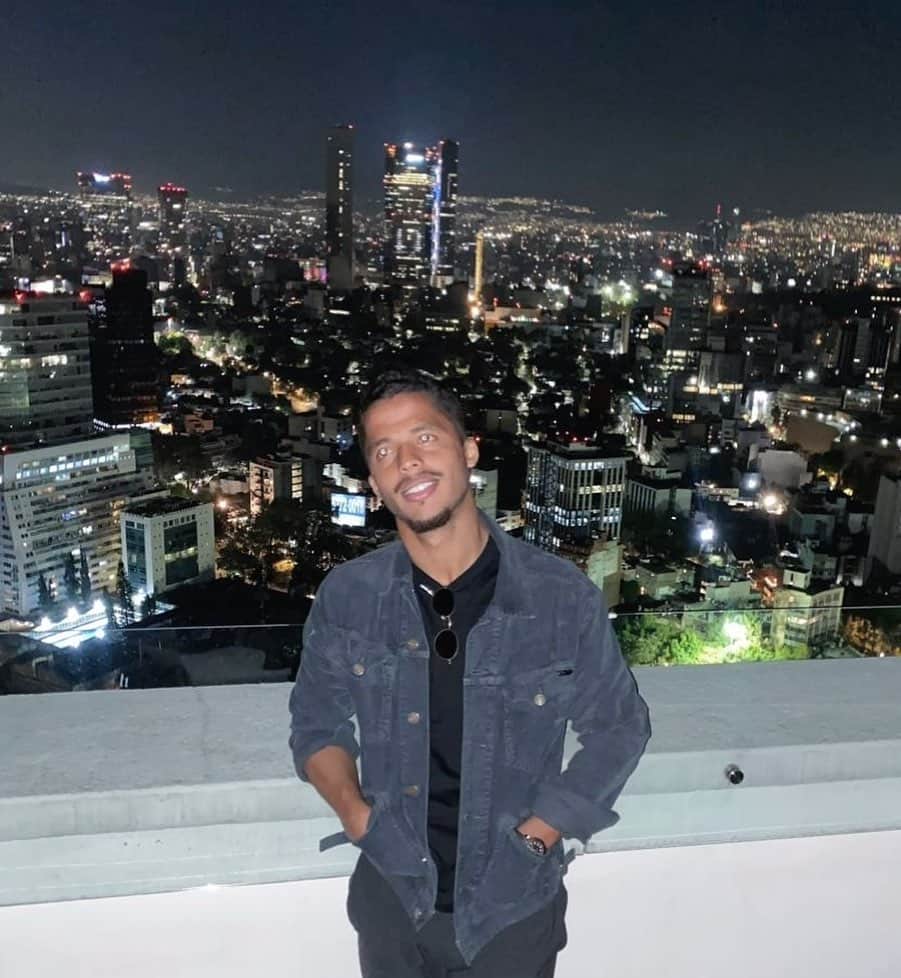 ジョバニ・ドス・サントスのインスタグラム：「With love and patience, nothing is impossible.」