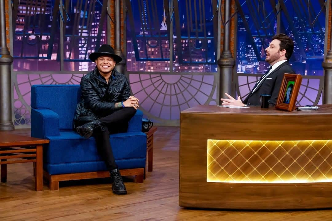 SBT Onlineのインスタグラム：「No programa de hoje @danilogentili conversa com @belo e @tierry! Não vai perder, né? #thenoitecomdanilogentili   Foto: Beatriz Nadler/SBT」