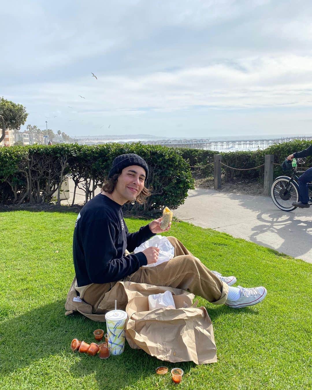 ヴィック・フエンテスのインスタグラム：「Fireworks and palm trees almost look alike 🎇🌴」
