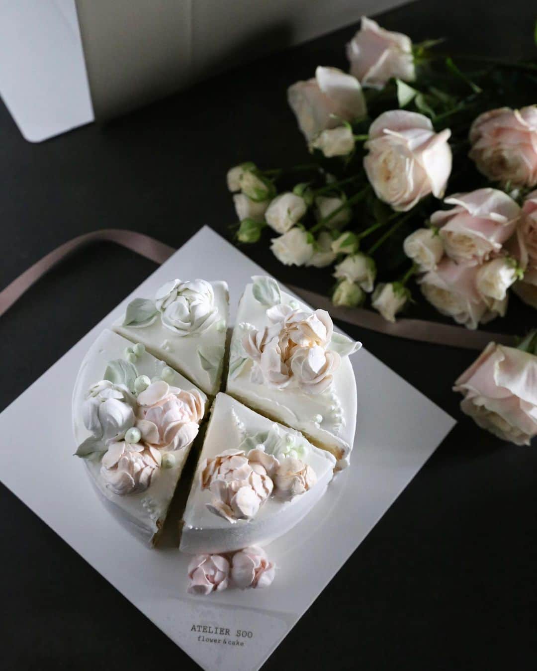 청담 수케이크 (atelier soo)さんのインスタグラム写真 - (청담 수케이크 (atelier soo)Instagram)「ㅡ Fresh cream flower cake 🍃 청포도요거트케이크.레드벨벳케이크.딸기케이크.쌀케이크 ㅡ #flower #cake #flowercake #partycake #birthday #bouquet #buttercream #baking #wilton #weddingcake ㅡ www.soocake.com vkscl_energy@naver.com」2月18日 10時25分 - soocake_ully