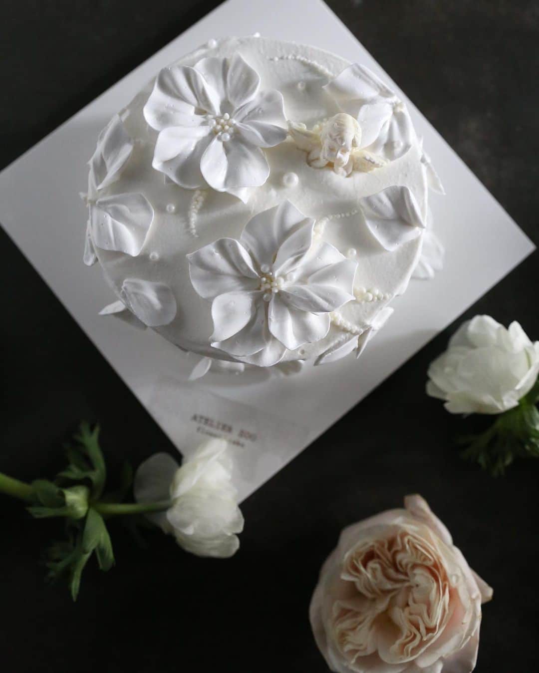 청담 수케이크 (atelier soo)さんのインスタグラム写真 - (청담 수케이크 (atelier soo)Instagram)「ㅡ Fresh cream flower cake 🍃 청포도요거트케이크.레드벨벳케이크.딸기케이크.쌀케이크 ㅡ #flower #cake #flowercake #partycake #birthday #bouquet #buttercream #baking #wilton #weddingcake ㅡ www.soocake.com vkscl_energy@naver.com」2月18日 10時25分 - soocake_ully