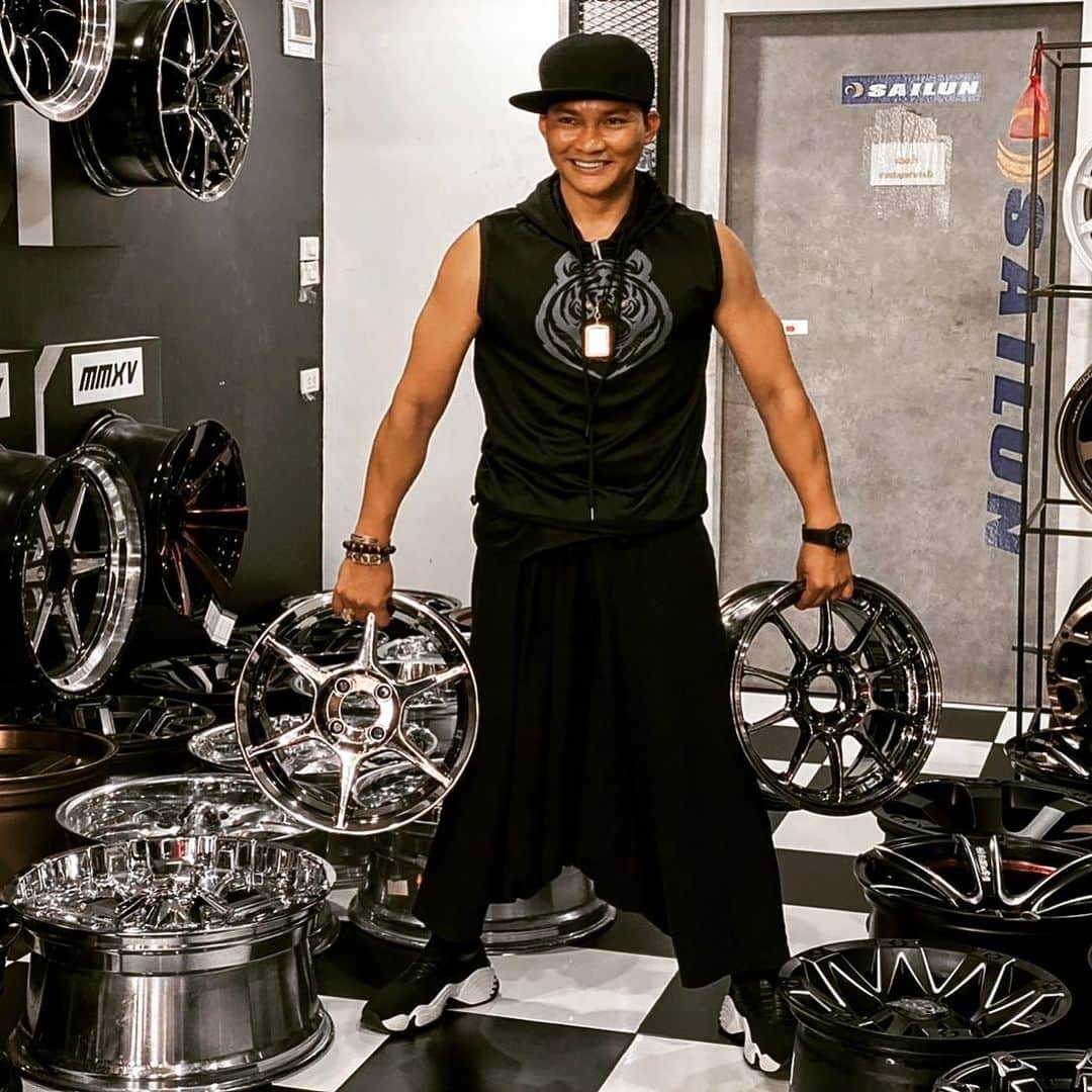 トニー・ジャーのインスタグラム：「Be happy my friends💪🏻💪🏼」