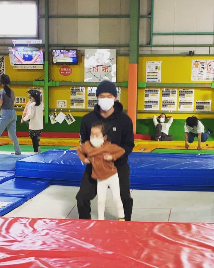 堀舞紀のインスタグラム：「😂 . . . . 運動への勘が鈍くて 父ちゃんは 頭を抱えていますw . . . 子供を産んで、 改めて感じたモノは もって産まれてくる才能的なもの。 . . 得意、 不得意、 ってのが本当に産まれた瞬間から ある！！って事。 . . 残念だけど キャニオには私の運動神経が 遺伝しました😂 . . 当たり前に普通の子が出来る 事がなかなか時間が かかります😂 . でも 絵を描く時間はちょー早い🥸 . . 個性って なんか良いよね。 鈍いキャニオも、 可哀想！ゴメンよ！w とかおもいつつも 可愛くて大好きです。 . . 完璧な人間なんていないもんねー 個性を活かして 楽しく元気に人生を歩んでくれれば それでいっかなー って スタンスの子育てです🙃 . . そんな彼女は トランポリン が大好き❤ 理由はウサギになりたいから らしい。 野菜も🥕が1番好きです。 . .  #cannyO  #5歳 #トランポリン  #子供の個性」