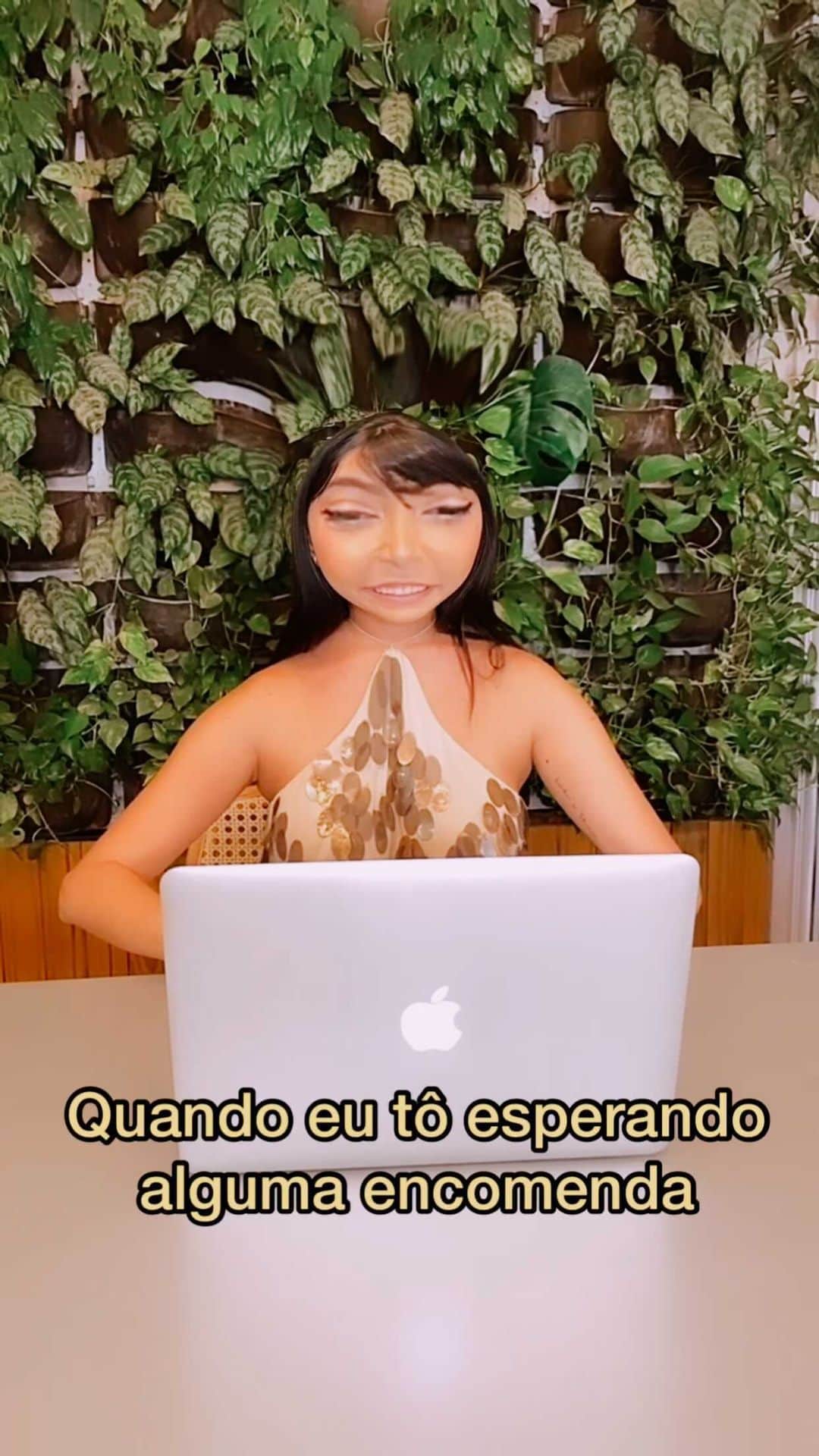 Gabriela Salesのインスタグラム：「Quem se identifica? Meu único tipo de dancinha possível no tiquitiquer 😂😂😂! Besta não, além!」