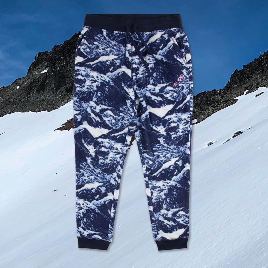 エルアールジーのインスタグラム：「Travel Unravel 🥶 Elevated since 1947  ⚡️ The Mountain High Sweatpants ⚡️」