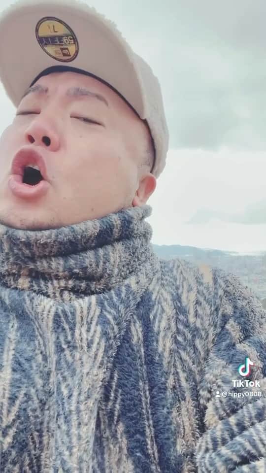 HIPPYのインスタグラム：「［旅立ち］ 山猿 feat. HIPPY  ただいま楽曲とMV共にFULLサイズを LINE MUSICにて先行配信中です  仲間を今を想い 旅立ちを応援させてください  広島の空からあなたの空へ 今日も歌います  ［旅立ち］楽曲の視聴はコチラ https://lin.ee/2FyW472/lnms/tw  ［旅立ち］MV FULLはコチラ https://lin.ee/MYFyKxM/lnms/tw」