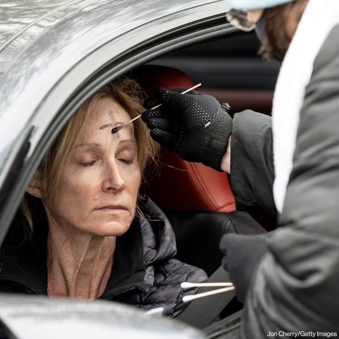 ABC Newsさんのインスタグラム写真 - (ABC NewsInstagram)「A clergy member from Munholland United Methodist Church spreads ashes on the forehead of a congregant on Ash Wednesday in Louisiana. The event was held with COVID-19 safety precautions in mind, with ashes were administered with a long swab instead of by hand.」2月18日 10時31分 - abcnews
